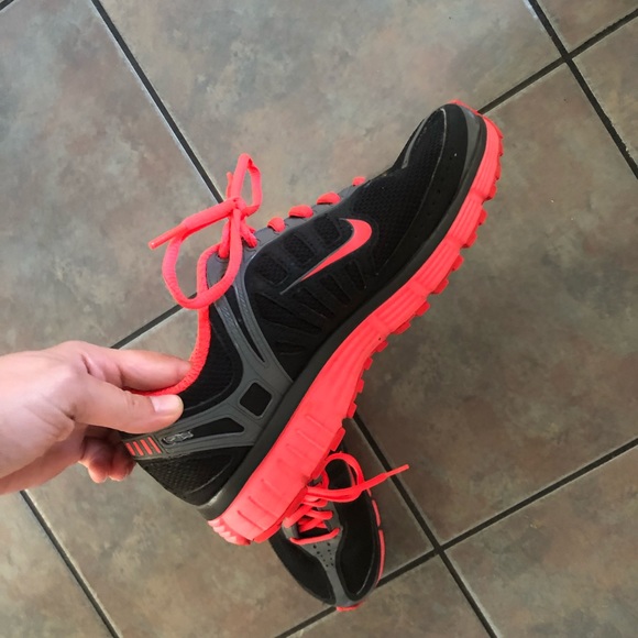 Women’s Nike’s - Picture 3 of 4